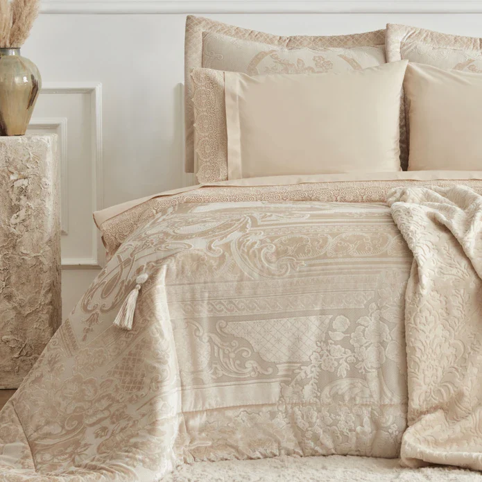 Karaca Home Valeria Queen 8-Teiliges Hochzeitsset Gold – Bild 3