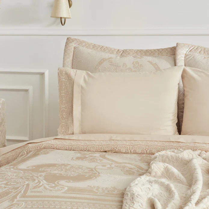 Karaca Home Valeria Queen 8-Teiliges Hochzeitsset Gold – Bild 4