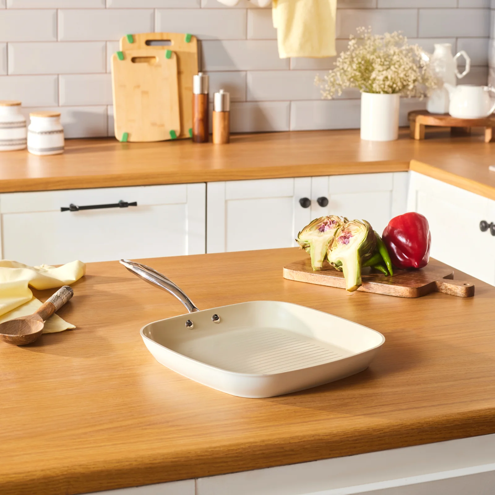 Karaca Swiss Crystal Almond Cream Stielgrill 28 cm