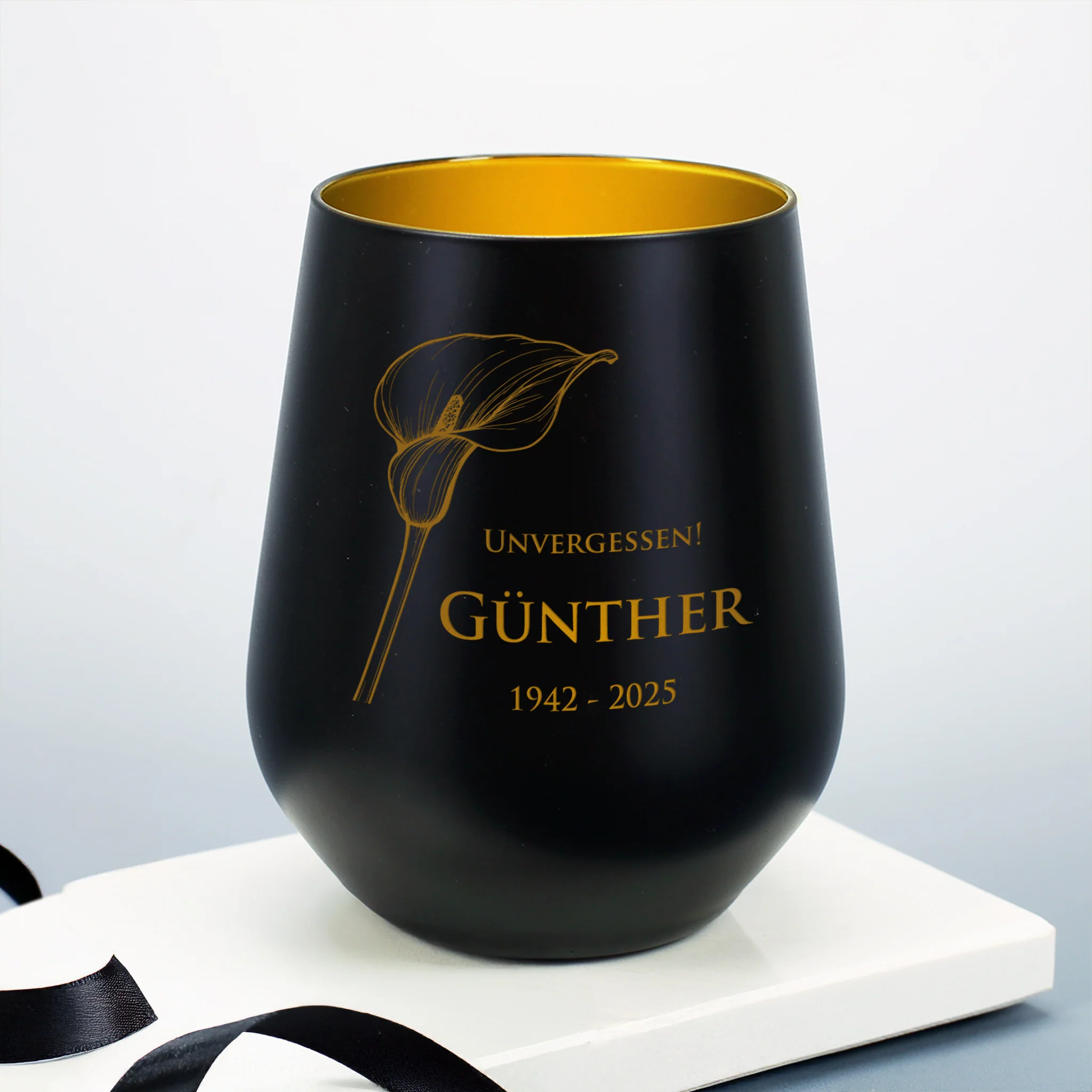 Personalisiertes Windlicht als Trauerkerze mit Gravur und Calla-Motiv | Weiß & Schwarz – Bild 5
