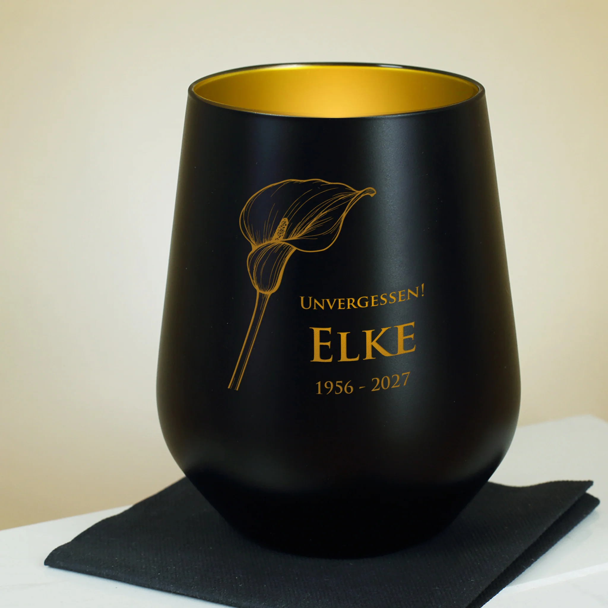 Personalisiertes Windlicht als Trauerkerze mit Gravur und Calla-Motiv | Weiß & Schwarz – Bild 3